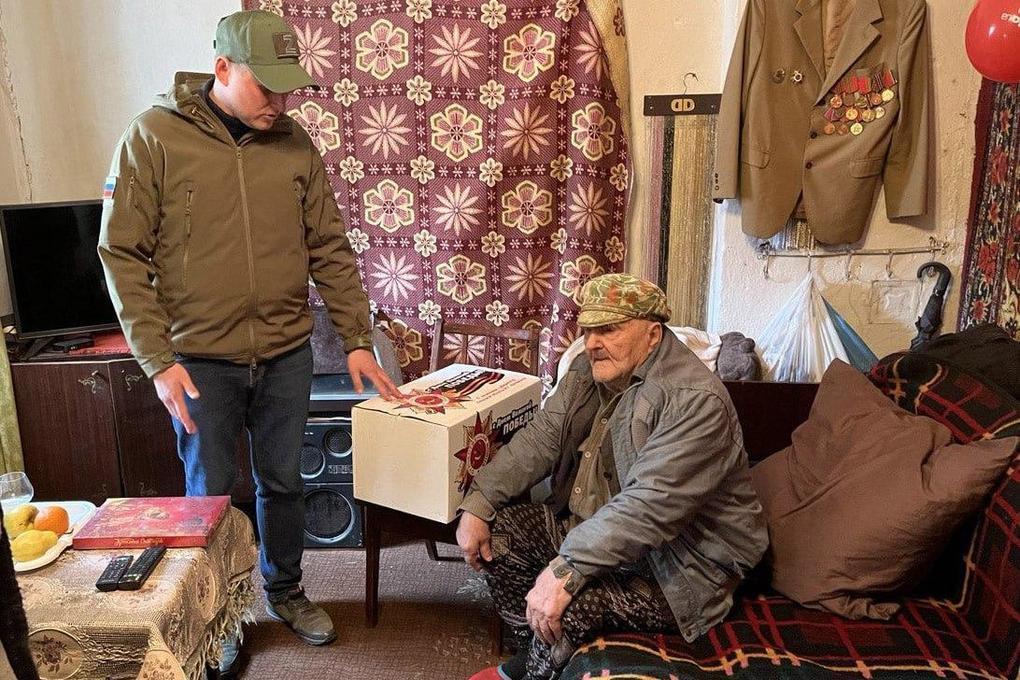 Ветеран ВОВ из ДНР лично получил помощь от специалистов из Липецкой области