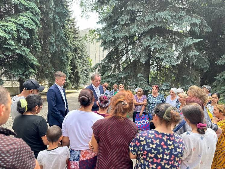 «Все живут как дружная семья»: Вячеслав Гладков посетил ПВР в Старом Осколе