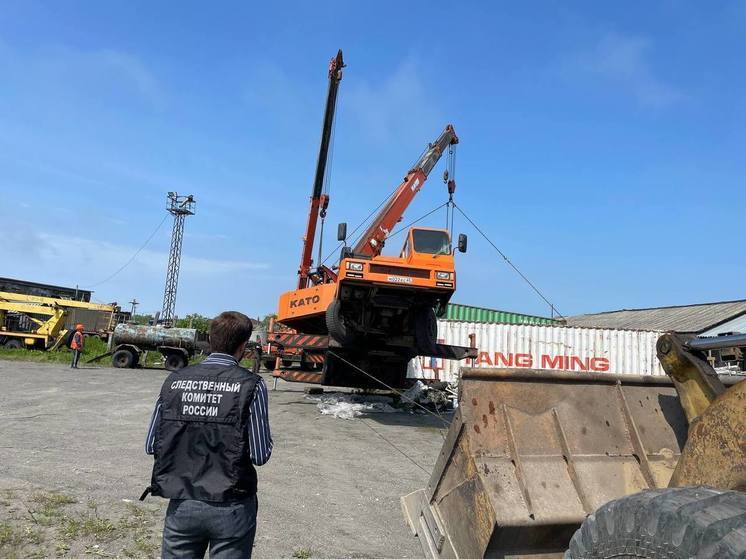 СК организовал проверку после падения работника с автокрана на Сахалине