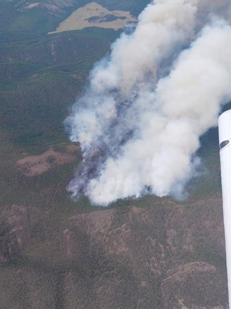 К тушению сложного пожара в Бурятии подключили вертолет Ми-8