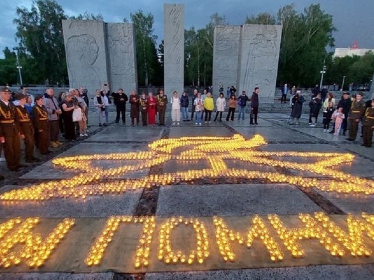 В Новосибирске на Монументе Славы зажгли огненную картину из тысячи свечей