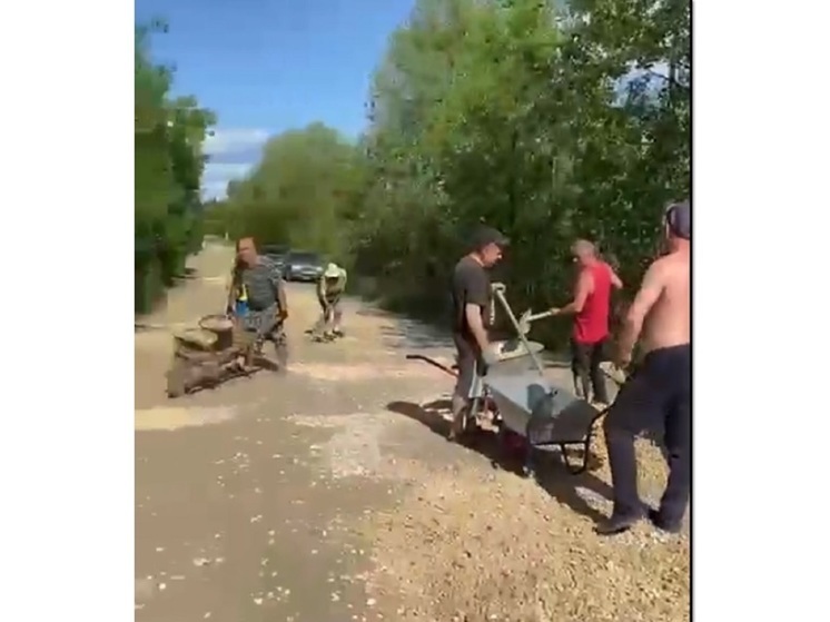 Во Владимирской области местные жители самостоятельно и за свой счет ремонтируют дороги