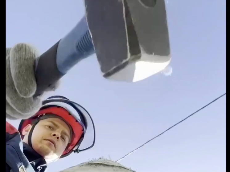 Электрики Карелии рассказали, зачем они стучат по столбам