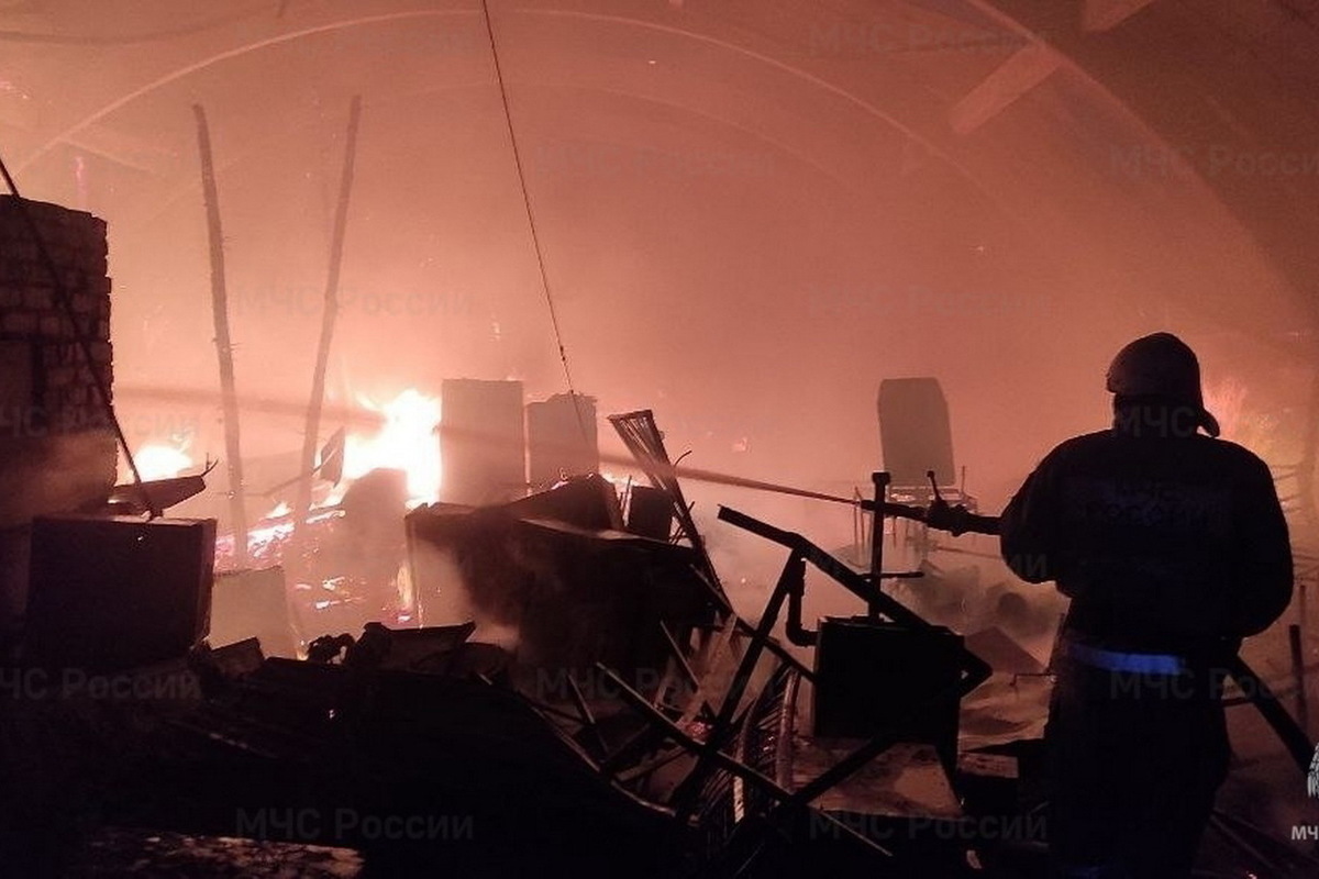 21 июня в Чувашии горели микроавтобус и больничный склад