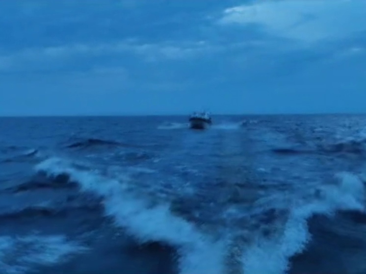 Вблизи Крепкого Орешка застряла некрепкая лодка с двумя рыбаками