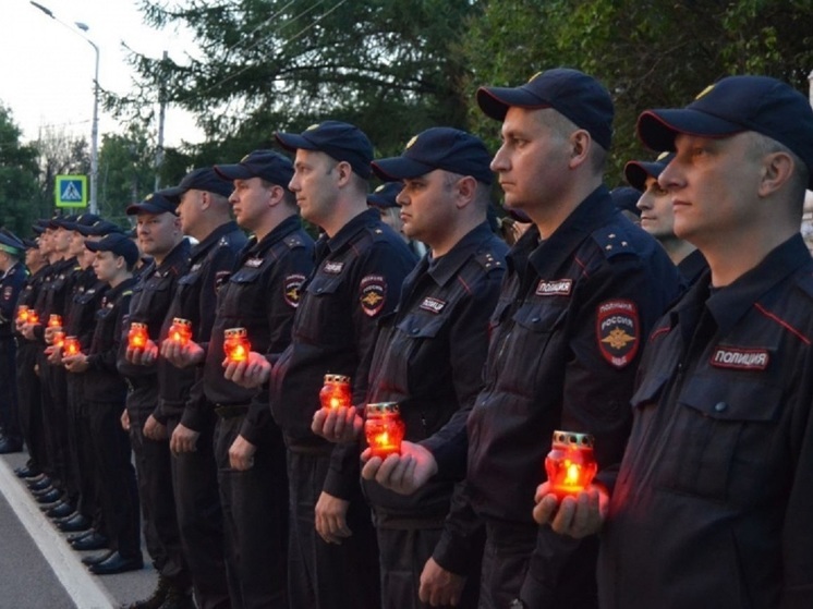 Тверские полицейские зажгли свечи в День памяти и скорби