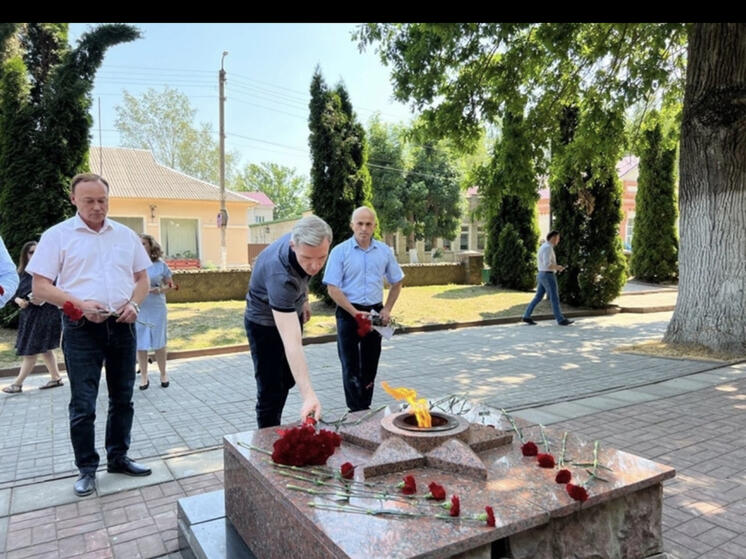 Василий Анохин возложил цветы к Вечному Огню