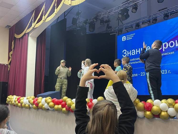 Лекция о героях и практика первой помощи: в Салехарде инструктор курсов НВП научила школьников накладывать жгуты и повязки