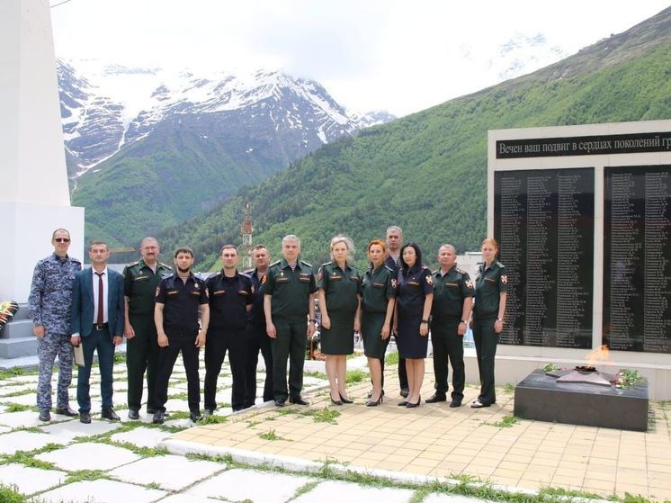 Росгвардейцы в КБР почтили память погибших при исполнении обязанностей журналистов