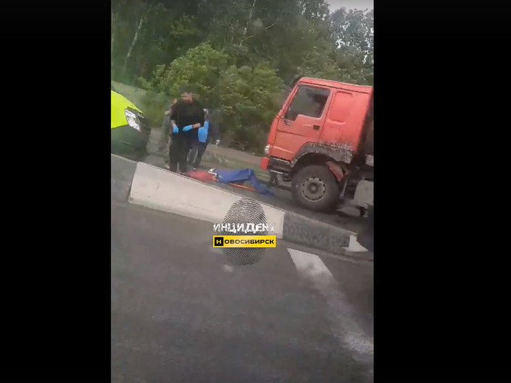 В Новосибирске грузовик сбил пожилую женщину и девушку возле крематория