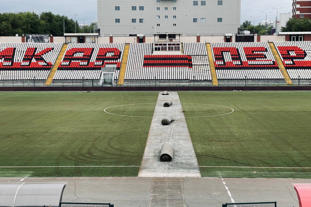 В Перми начались работы по обновлению футбольного поля на стадионе «Звезда»