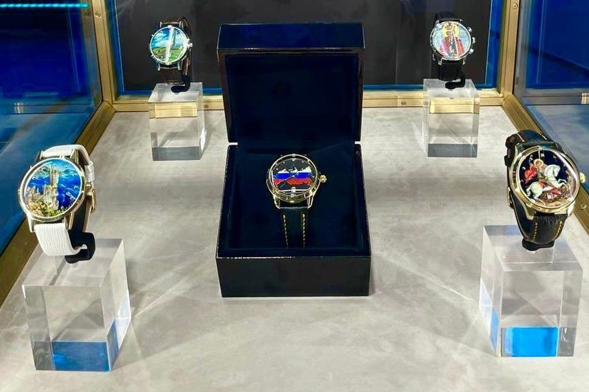 Владимир Путин одобрил идею использовать палехские часы для официальных сувениров