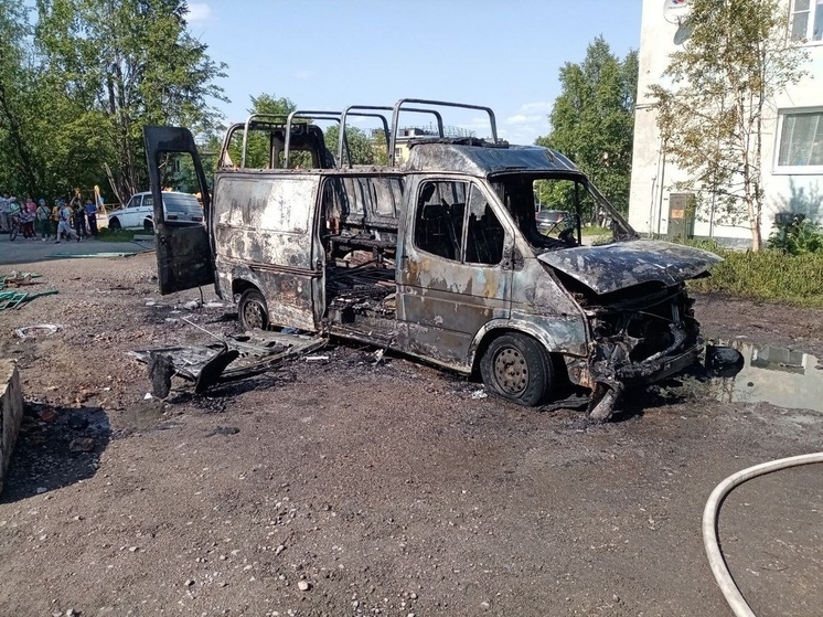 В Мурмашах сгорел микроавтобус