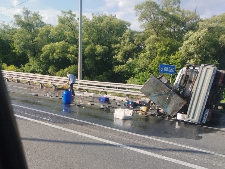 У деревни Срезнево Рыбновского района грузовик перевернулся после ДТП