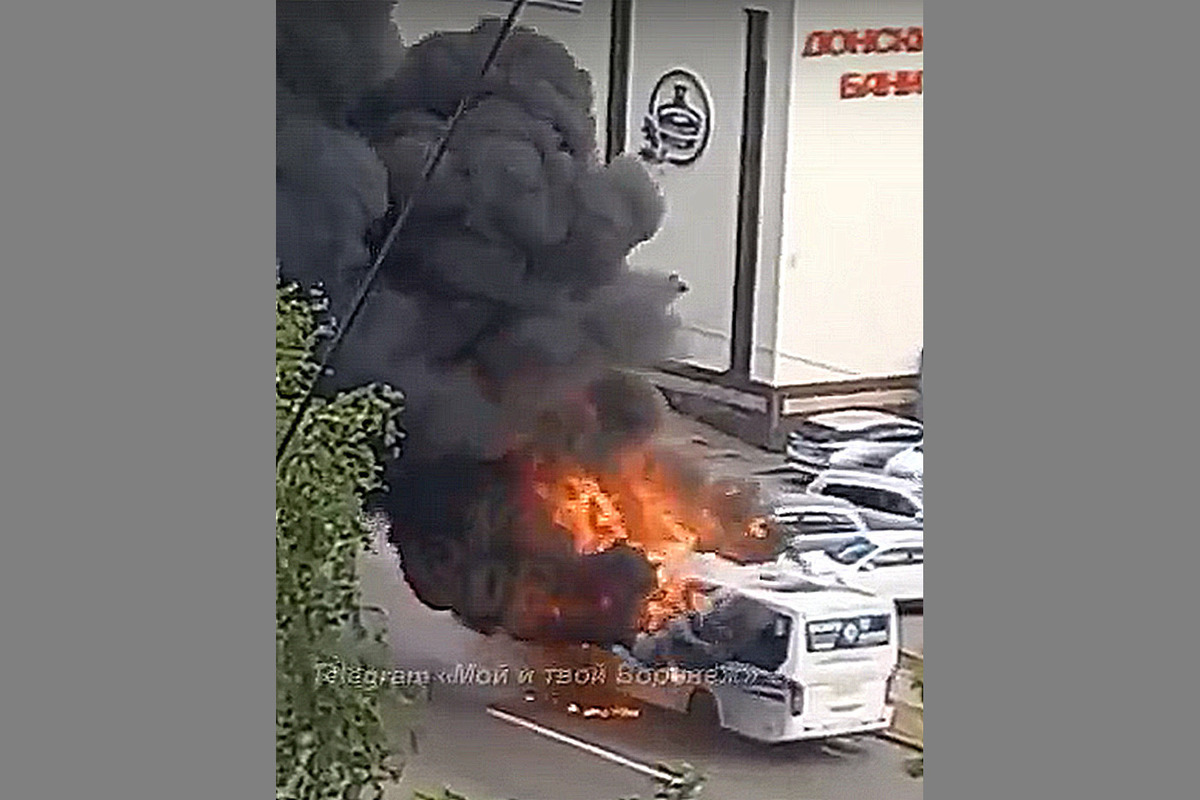 В Воронеже на остановке сгорел автобус