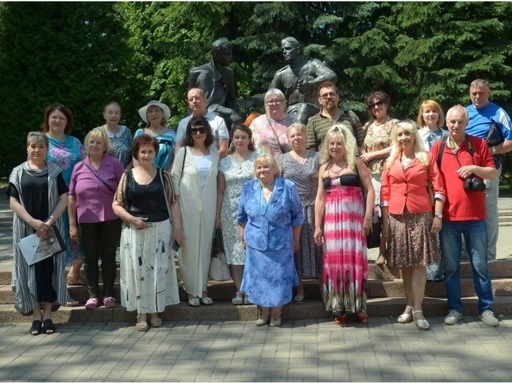  В день рождения Александра Твардовского смоляне возложили цветы к его памятнику