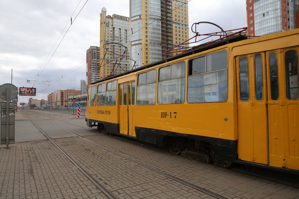 Власти Калининграда ищут подрядчика, который уберет брусчатку с трамвайных путей на перекрёстке проспекта Мира и Театральной