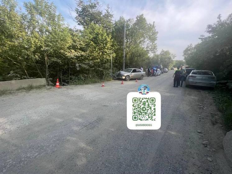 Водитель Toyota Carina врезался в бетонный блок и погиб в Южно-Сахалинске