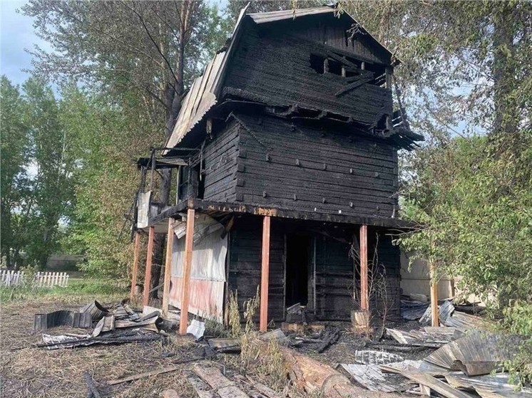 В Ачинске сгорело здание из-за поджога тополиного пуха