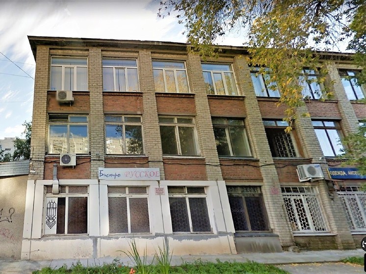 При сносе офисного здания в Екатеринбурге на автомобиль упал забор