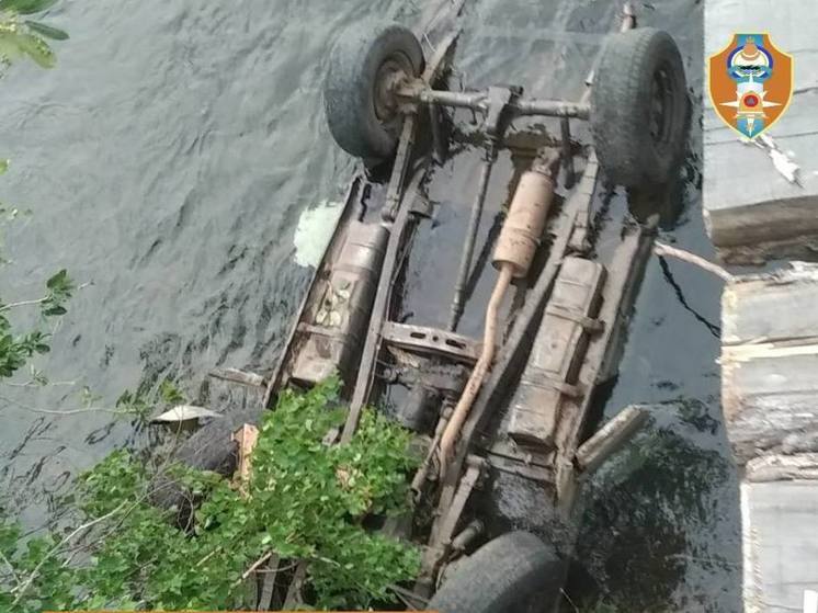 В Бурятии три человека погибли в автомобиле, опрокинувшемся в реку