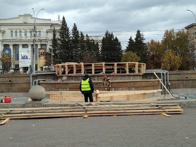 В Новосибирске губернатор Травников проверил ремонт Первомайского сквера