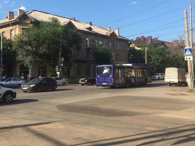  На оживлённом перекрёстке Астрахани уложили новый асфальт