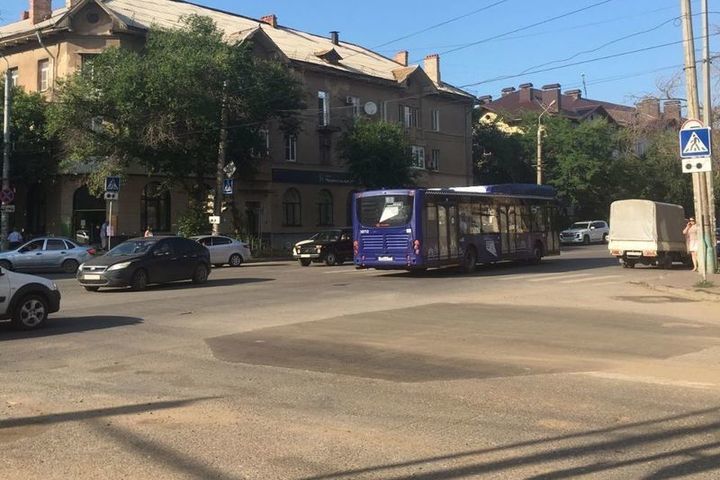  На оживлённом перекрёстке Астрахани уложили новый асфальт