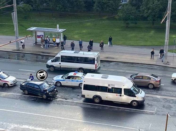 В Пензе «пятнашка» смяла капот об маршрутку в Терновке