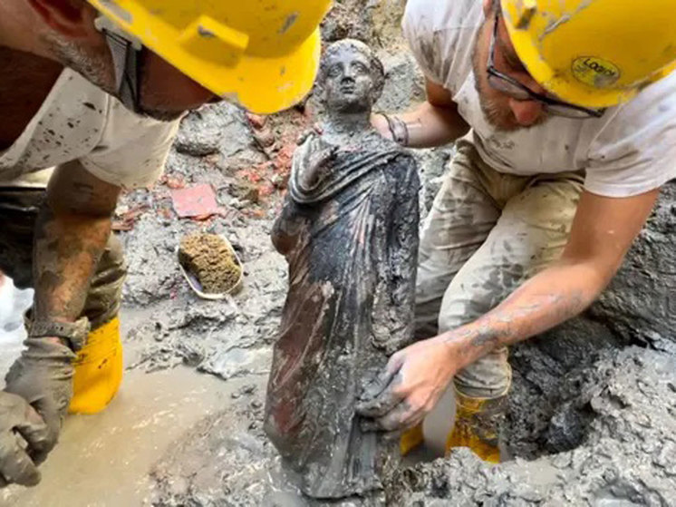 Ученые рассказали о редкой находке античных статуй в грязи0