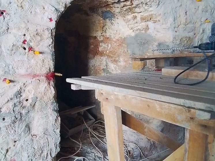 Продолжается реставрация башни Святых ворот в Псково-Печерском монастыре