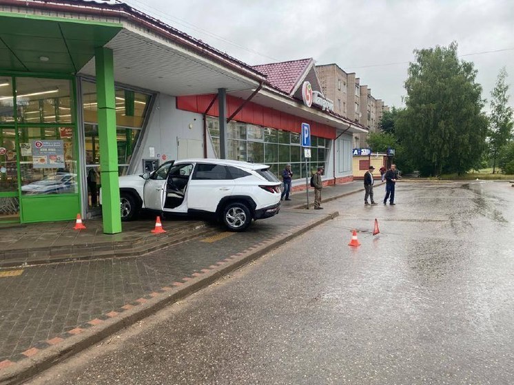 В Боровичах 53-летняя женщина сбила пешехода у входа в магазин и въехала в здание