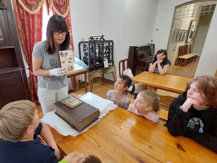 Посетителям Серпуховского музея продемонстрировали Библию 1750 года