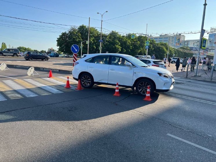 В Калининграде Lexus сбил 20-летнюю велосипедистку