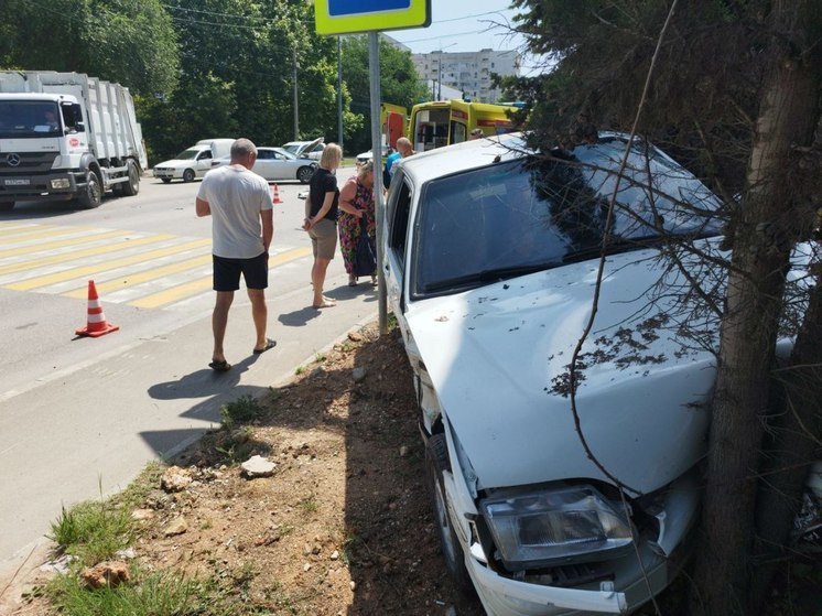 Автоледи на Lexus спровоцировала массовое ДТП в Севастополе