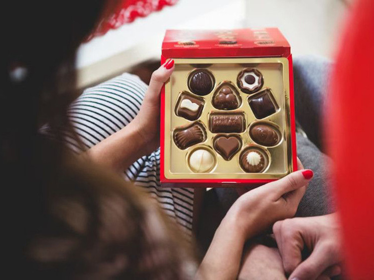 Шоколад, мороженое и вино: стало известно, что дарят россияне любимым в качестве съедобного подарка