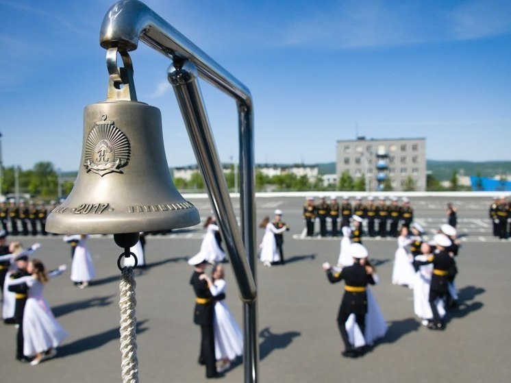 В Нахимовском училище Мурманска отмечают выпускной