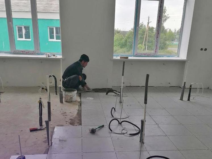 В Подолешенской школе Белгородской области строители приступили к ремонту кровли