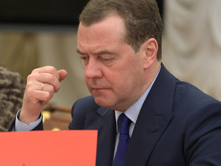 Медведев ответил президенту Польши Дуде, напомнив о казнях четвертованием