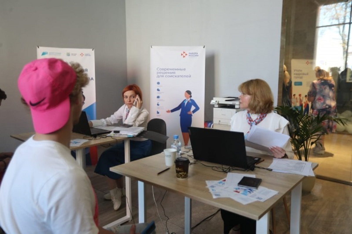 Вакансии от 70 предприятий представили на Всероссийской ярмарке трудоустройства в Пскове