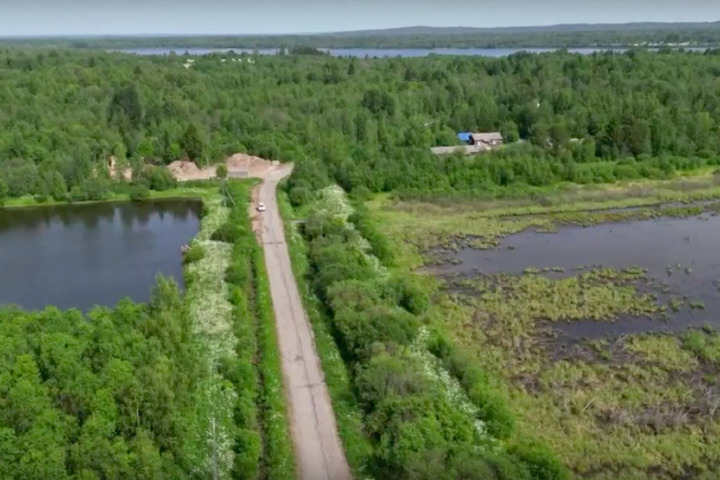 Дорогу к деревне на берегу живописного озера ремонтируют в Карелии