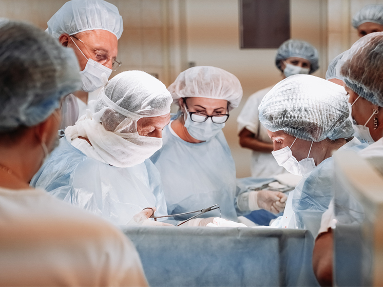 Томские и омские врачи провели уникальную операцию по сохранению матки роженицы