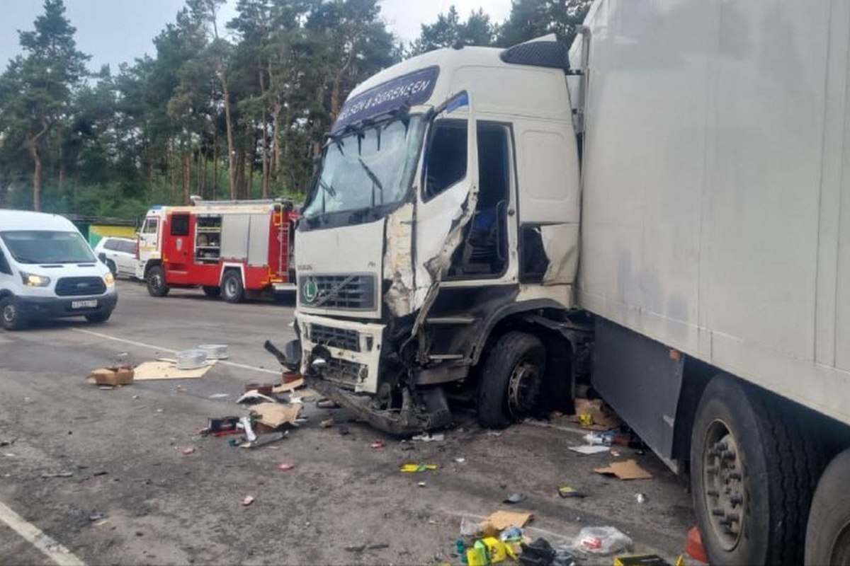 В Воронеже в массовом ДТП с участием 8 машин пострадали 4 человека - МК  Воронеж