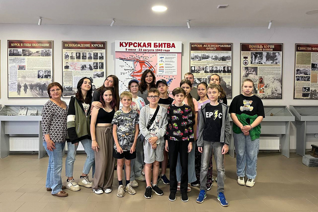 Для школьников провели экскурсию в выставочном центре «Курск - город воинской славы»
