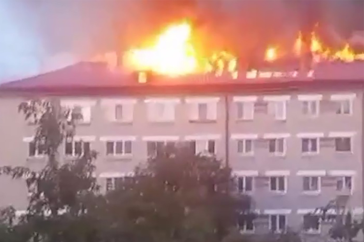 В Первоуральске горит крыша многоэтажки-общежития