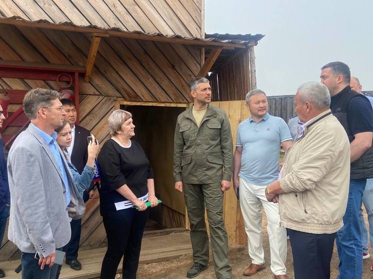 Осипов сделал зарядку со школьниками в детском лагере в Новопавловке