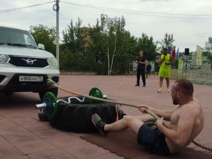 «Богатыри Победы» протянули УАЗ Патриот на площади в Чите