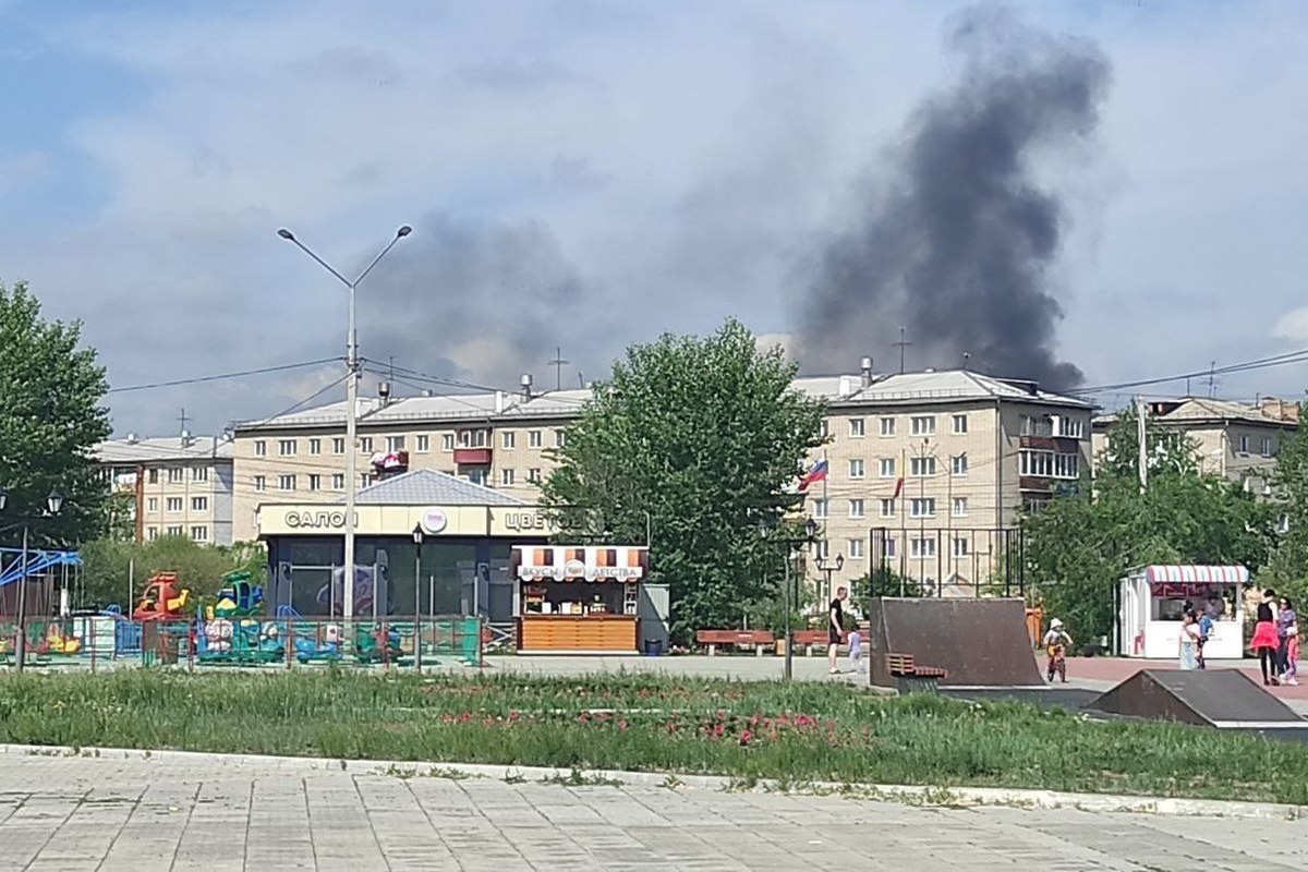 Мусор загорелся около жилого дома в посёлке КСК в Чите - МК Чита