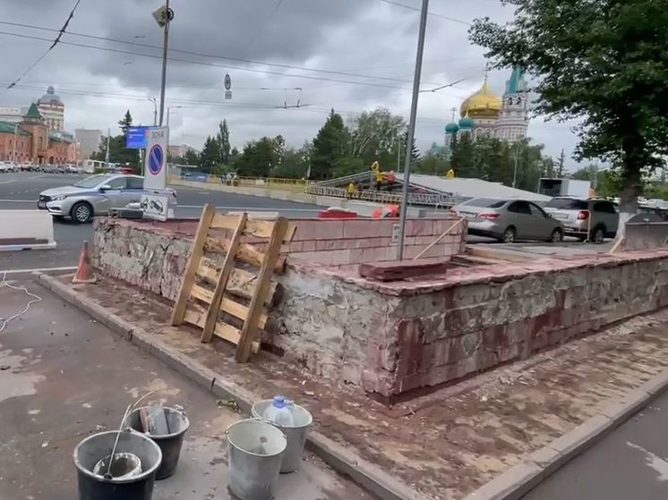 В Омске облицуют гранитом подземный переход возле кинотеатра «Маяковский»