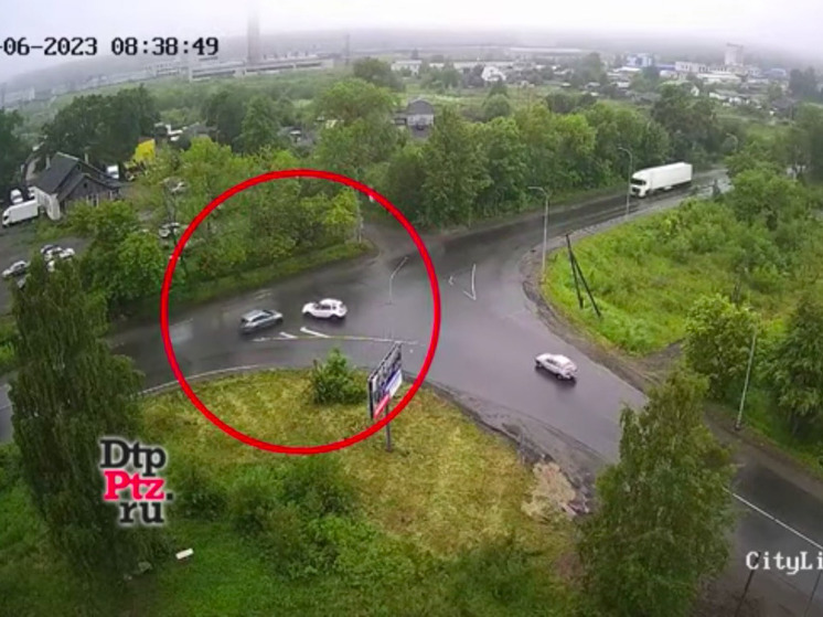 Две машины врезались друг в друга на перекрестке в Петрозаводске